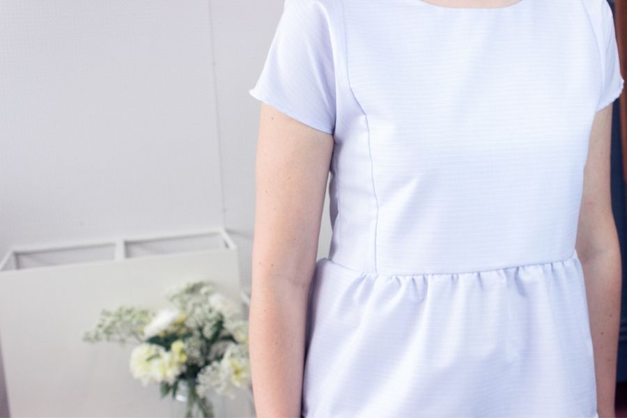 Aus einem Kleid ein Oberteil machen: Bluse mit Schößchen nähen